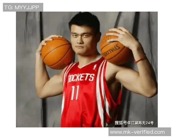 姚明在赛场上奋力拼抢展现霸气风范引发球迷热烈追捧