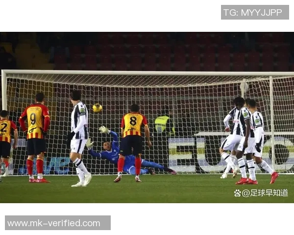 中超激战AC米兰以4比0大胜马竞争议判罚引发全场热议 中超激战AC米兰以4比0大胜马竞争议判罚引发全场热议