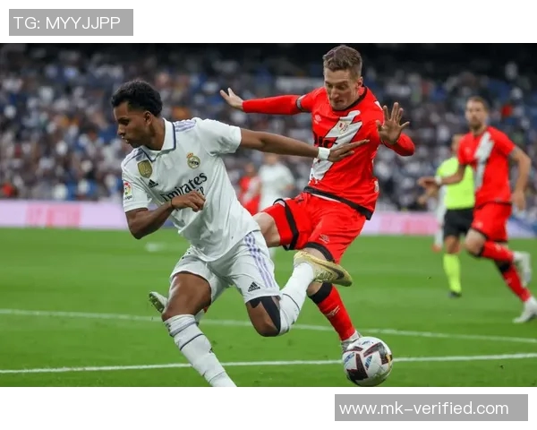 西甲激战：多特蒙德凭神扑力克皇马全场沸腾的精彩瞬间分析