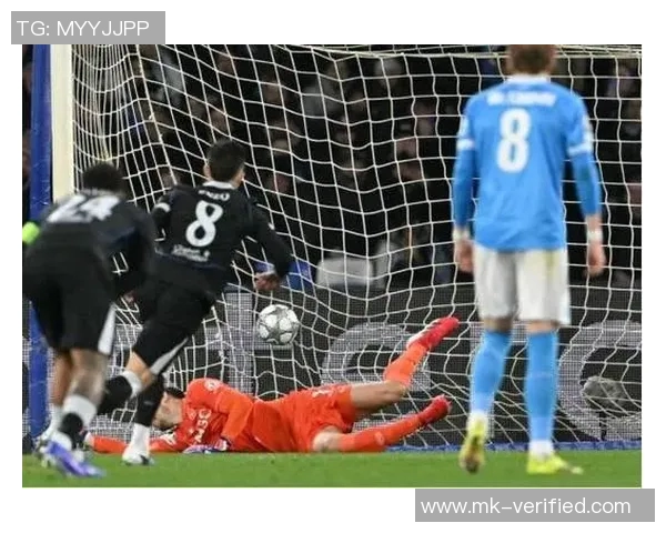 英超激战:那不勒斯逆转皇马6比2争议判罚引发全场热议 英超激战:那不勒斯逆转皇马6比2争议判罚引发全场热议